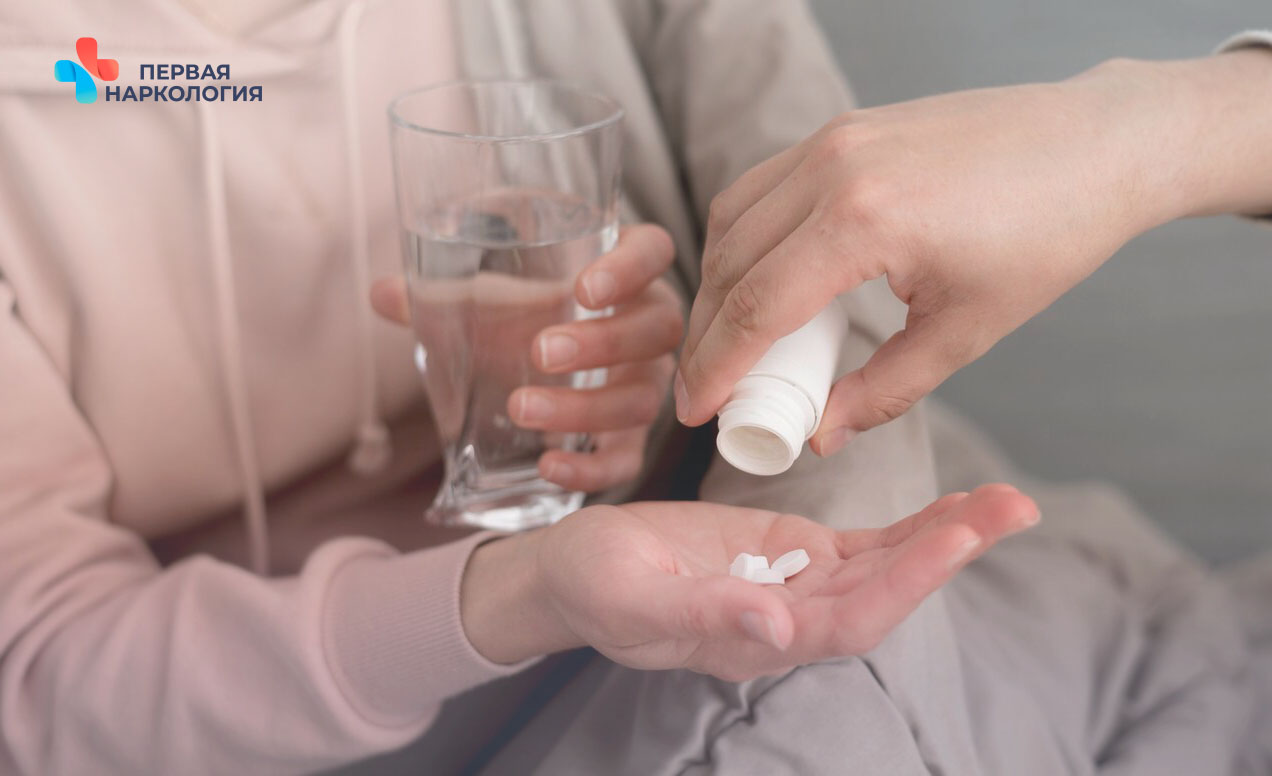 Врач отсыпает таблетки пациенту